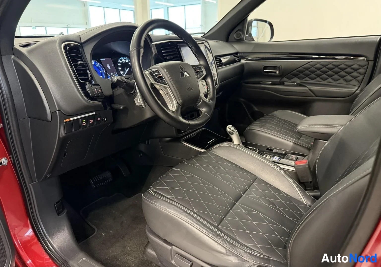 Punainen Mitsubishi Outlander PHEV 2020, kuva 16