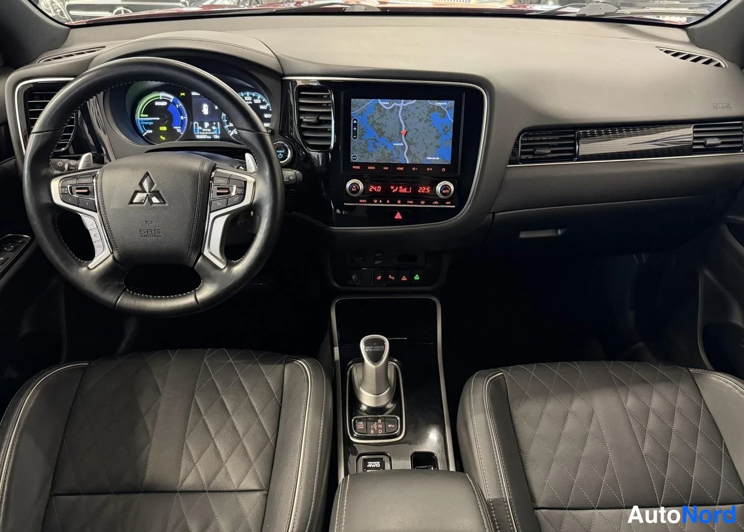 Punainen Mitsubishi Outlander PHEV 2020, kuva 17
