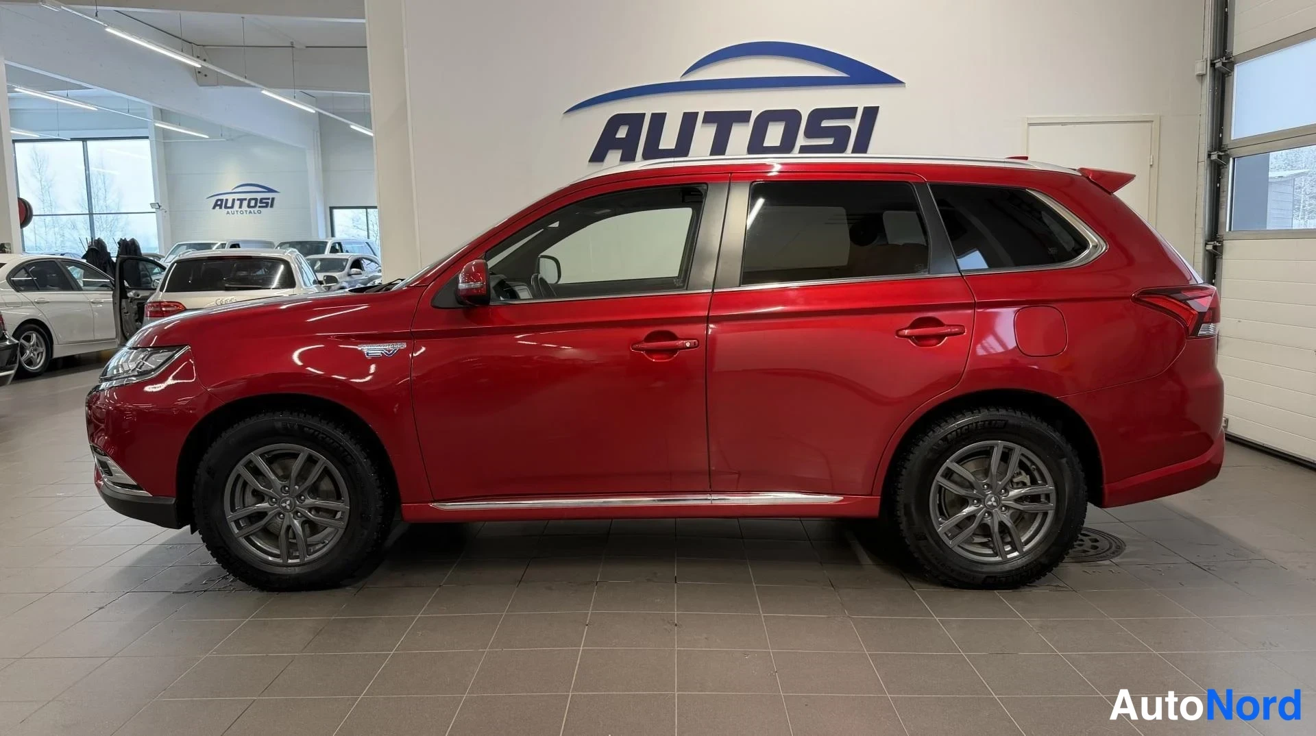 Punainen Mitsubishi Outlander PHEV 2020, sivulta, kuva 4