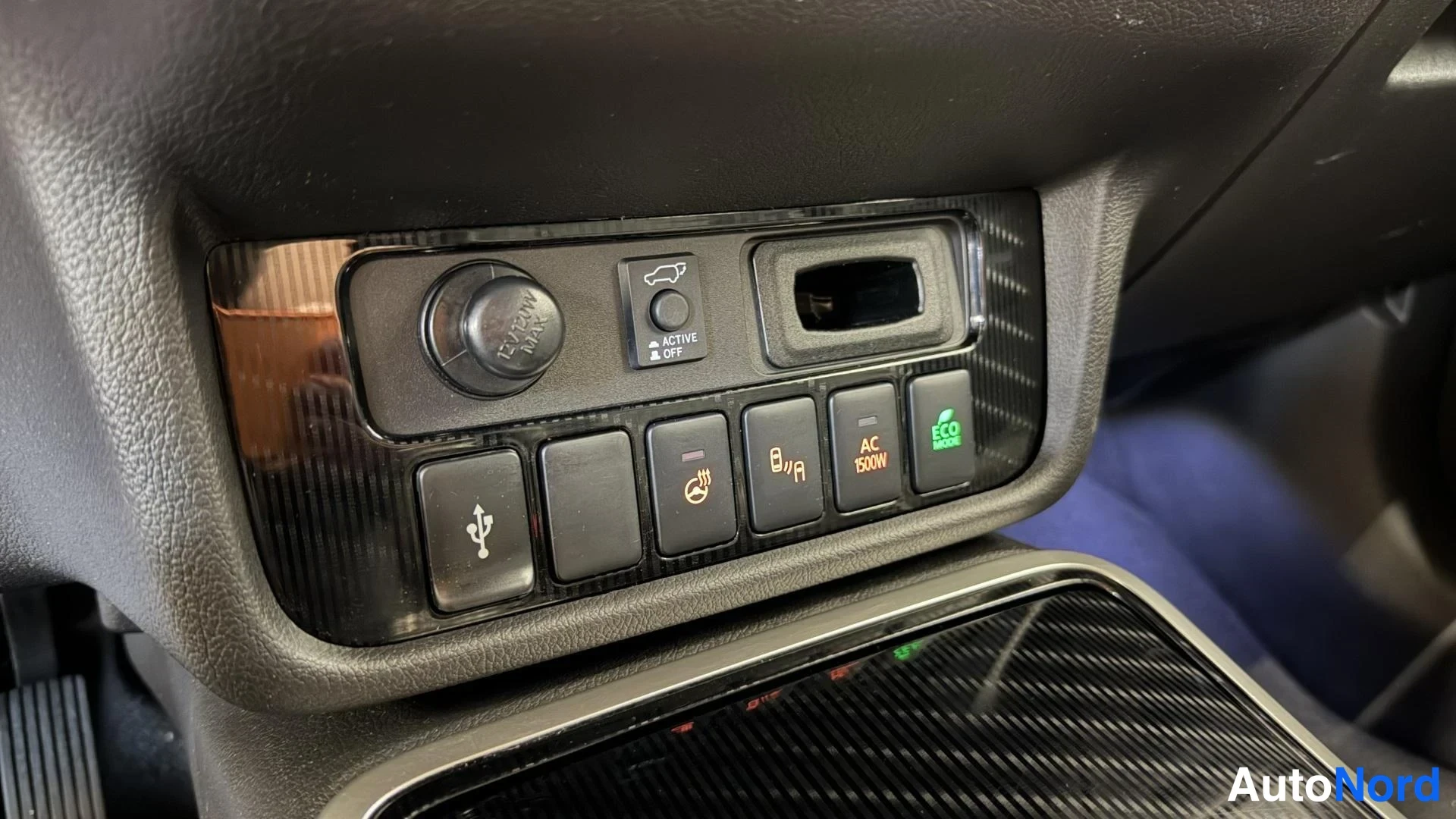 Punainen Mitsubishi Outlander PHEV 2020, kuva 21