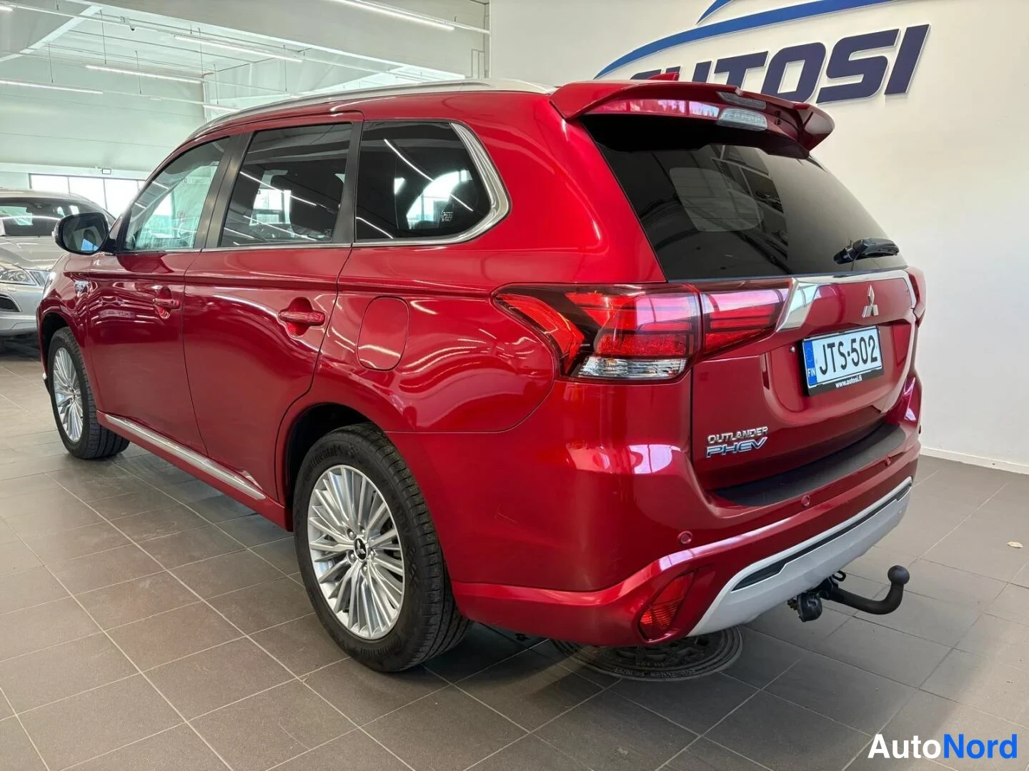 Punainen Mitsubishi Outlander PHEV 2020, takaviisto, kuva 5