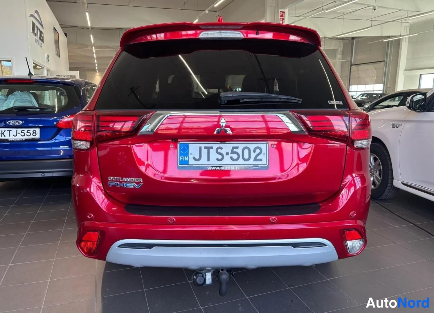 Punainen Mitsubishi Outlander PHEV 2020, takaa, kuva 7