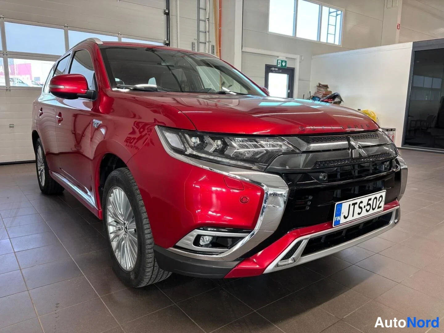 Punainen Mitsubishi Outlander PHEV 2020, etuviisto, keula oikealle, kuva 2