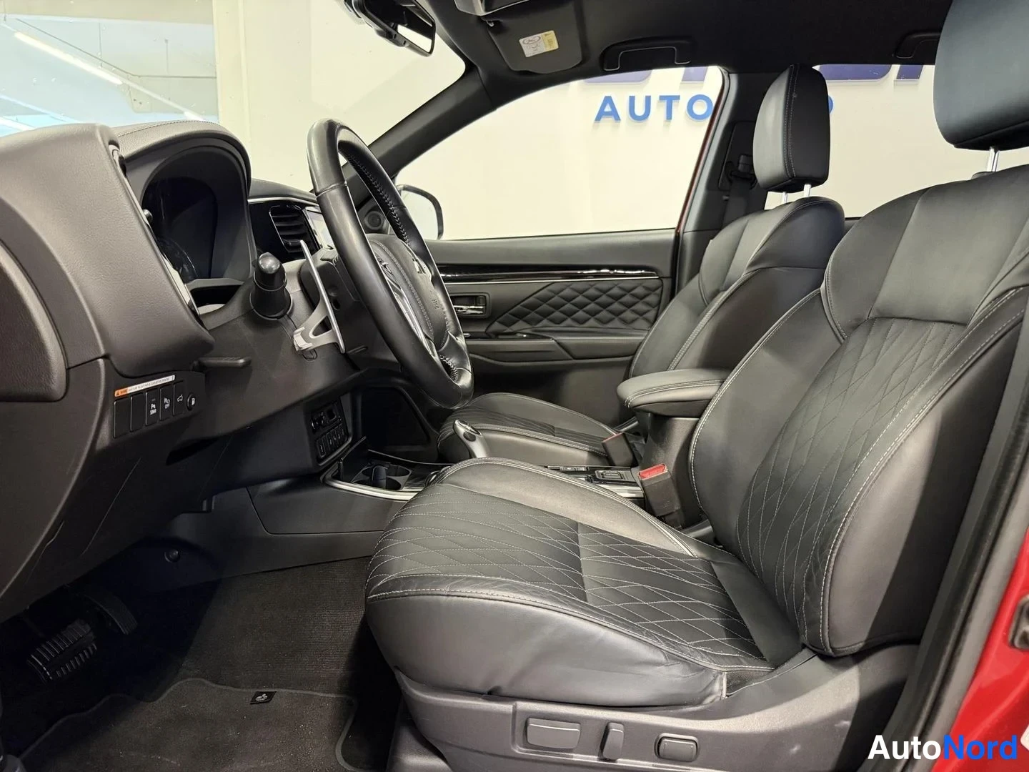 Punainen Mitsubishi Outlander PHEV 2020, kuva 8