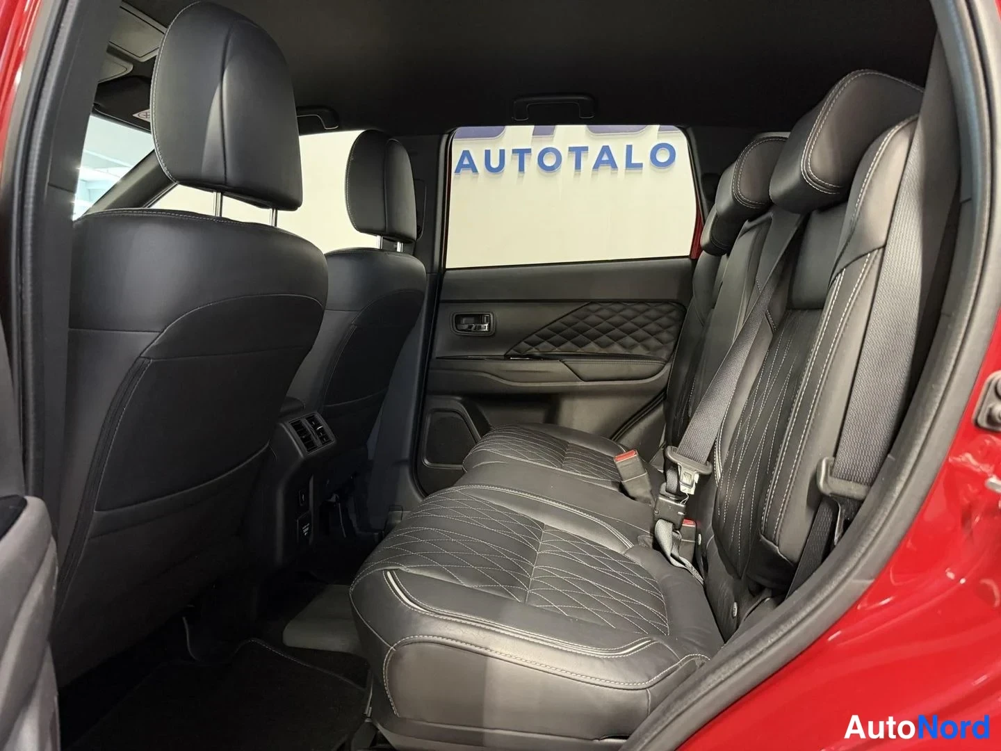 Punainen Mitsubishi Outlander PHEV 2020, kuva 9