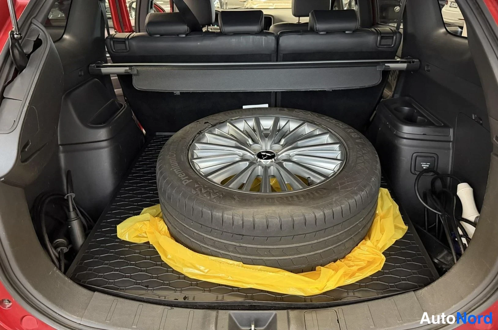 Punainen Mitsubishi Outlander PHEV 2020, kuva 10
