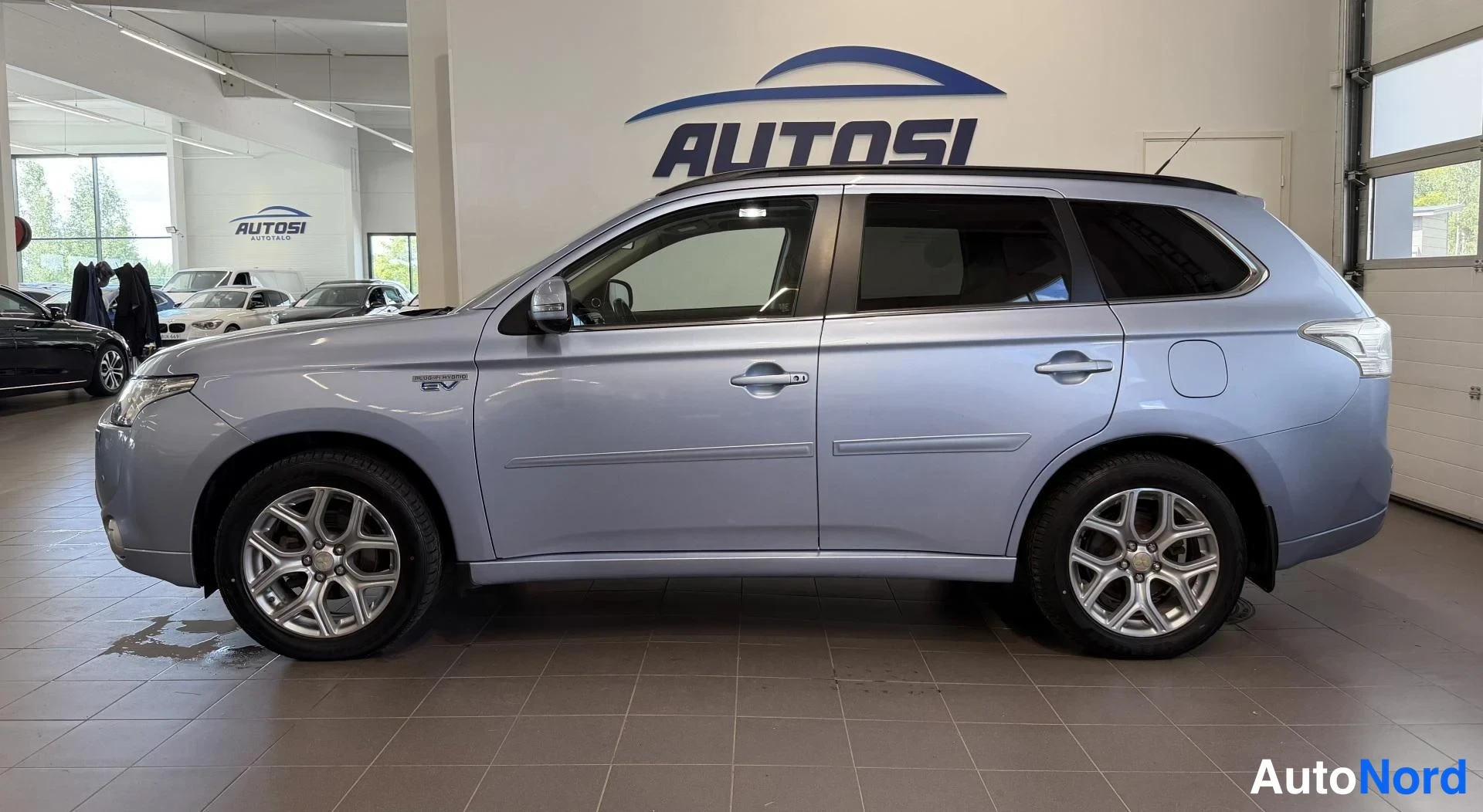 Sininen Mitsubishi Outlander PHEV 2014, etuviisto, keula vasemmalle, kuva 2