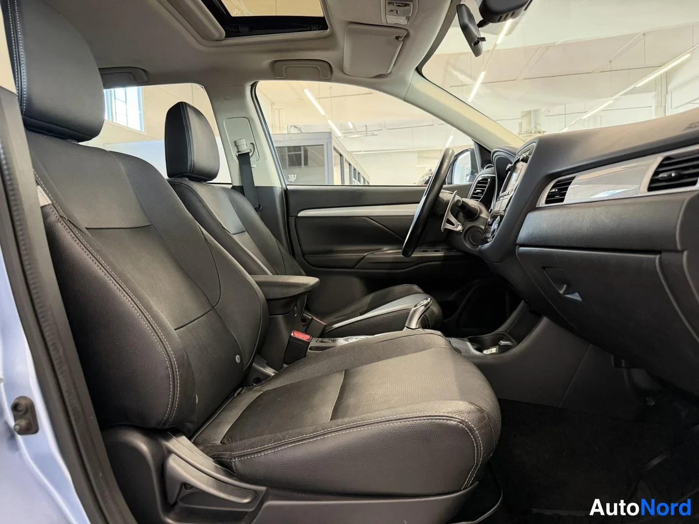 Sininen Mitsubishi Outlander PHEV 2014, kuva 12
