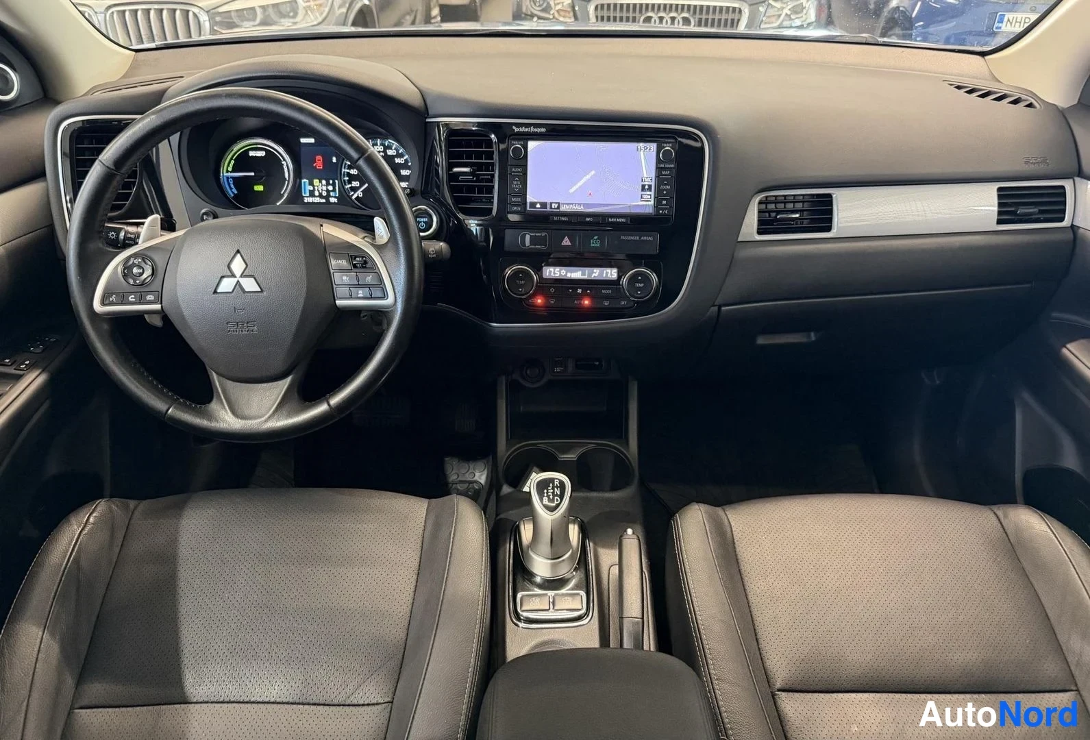Sininen Mitsubishi Outlander PHEV 2014, kuva 16