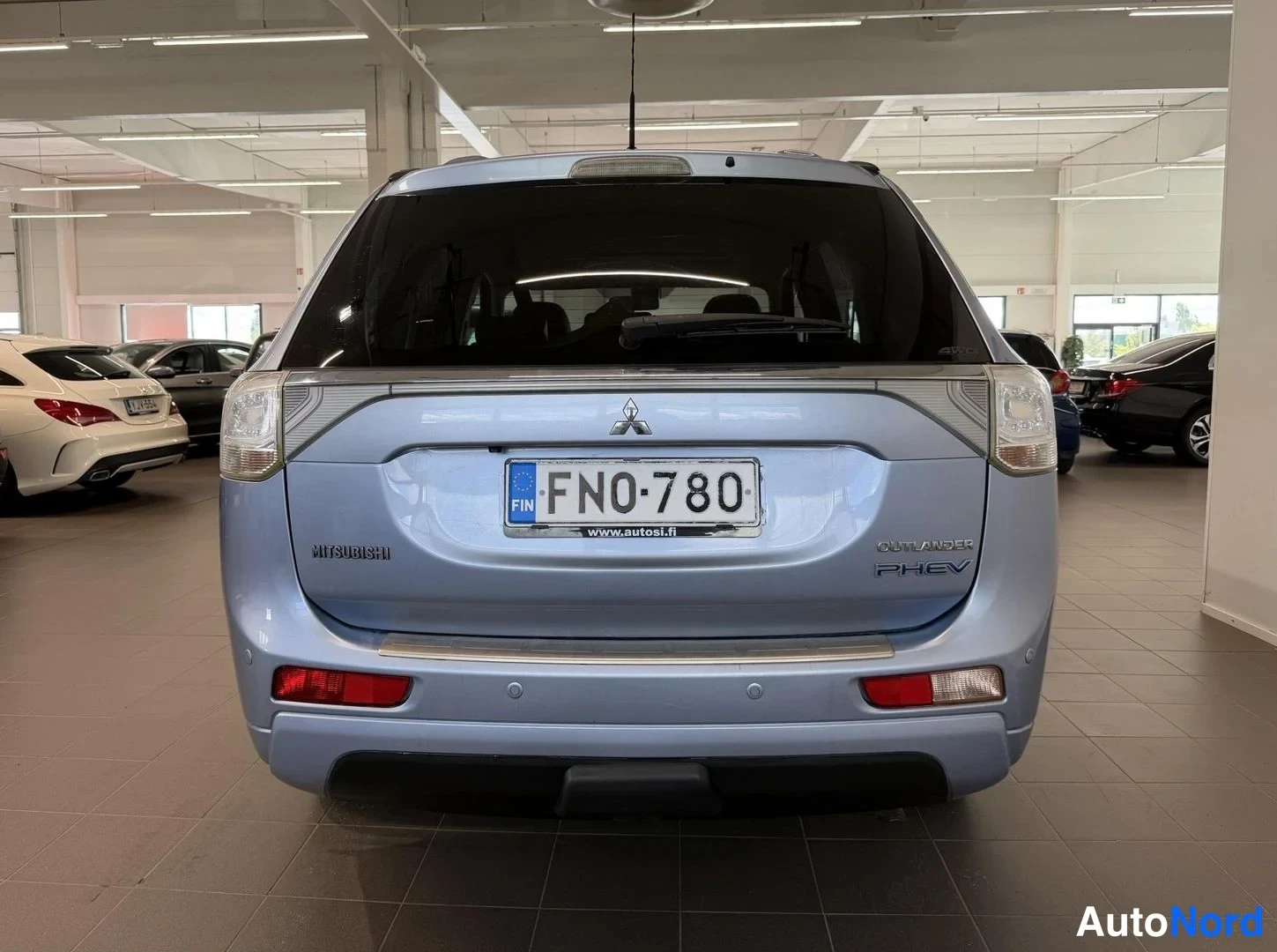 Sininen Mitsubishi Outlander PHEV 2014, takaa, kuva 6