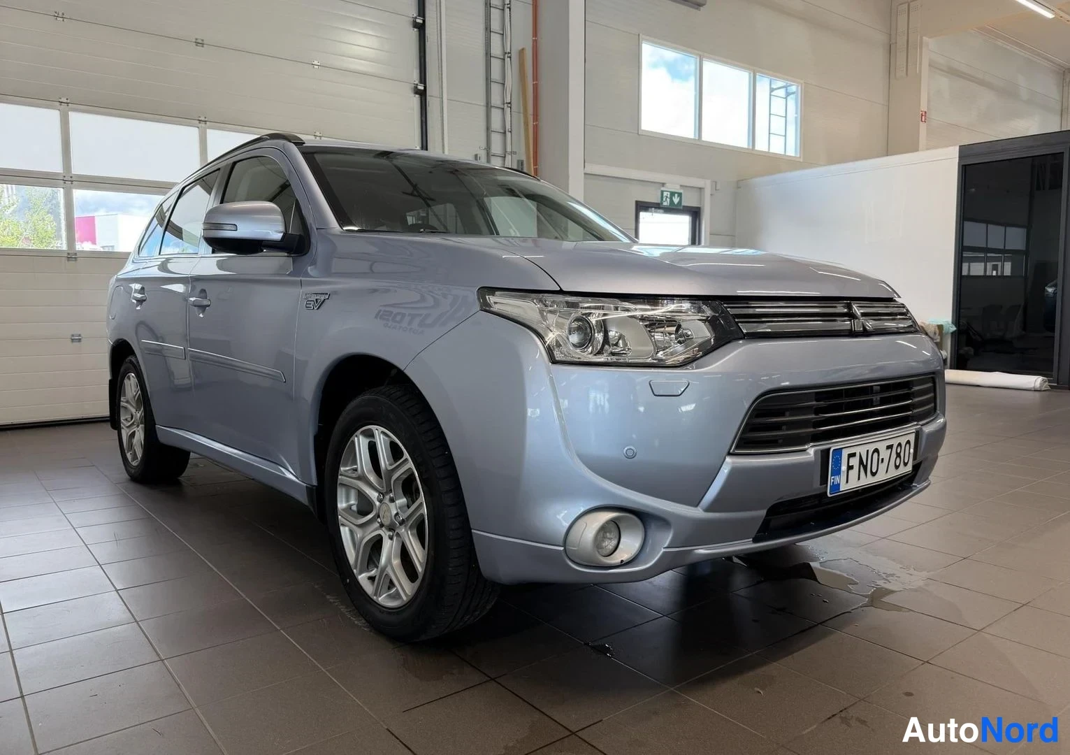 Sininen Mitsubishi Outlander PHEV 2014, etuviisto, keula oikealle, kuva 3