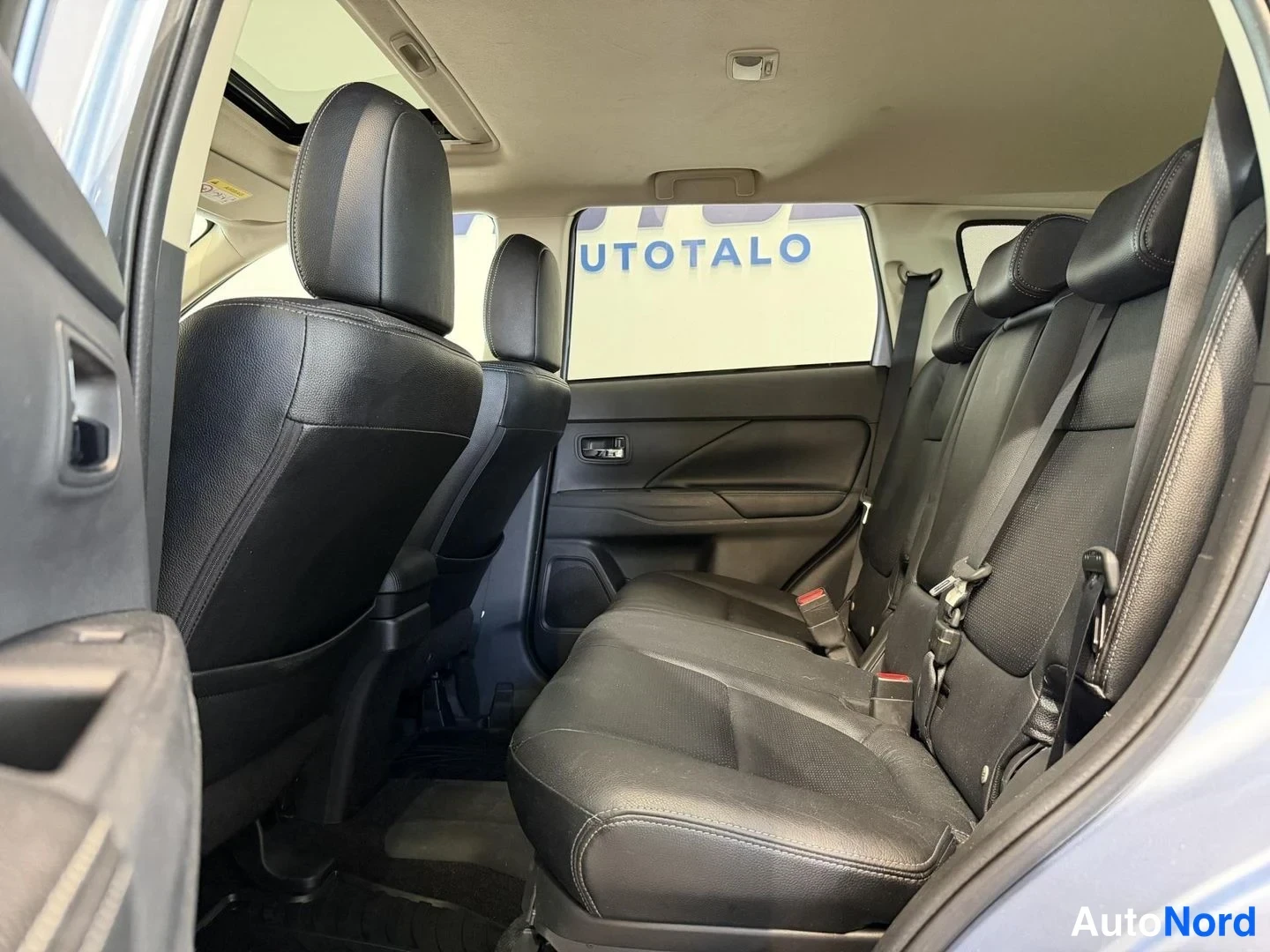 Sininen Mitsubishi Outlander PHEV 2014, kuva 8
