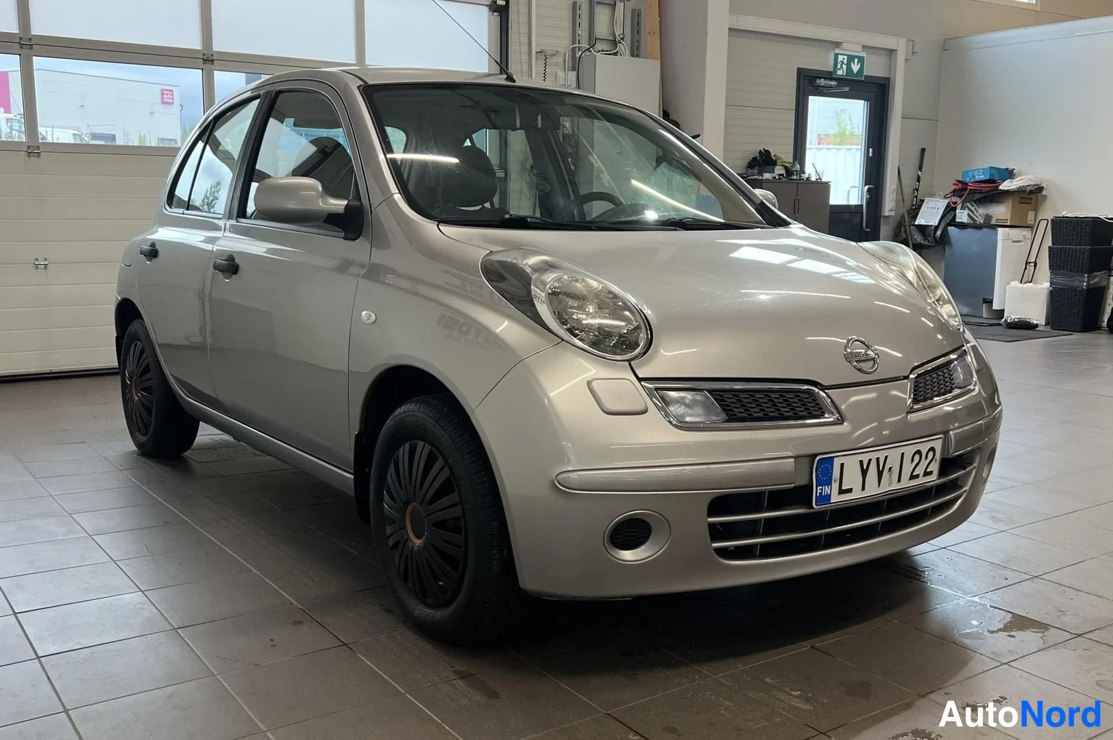 Hopea Nissan Micra 2010, etuviisto, keula oikealle, kuva 2