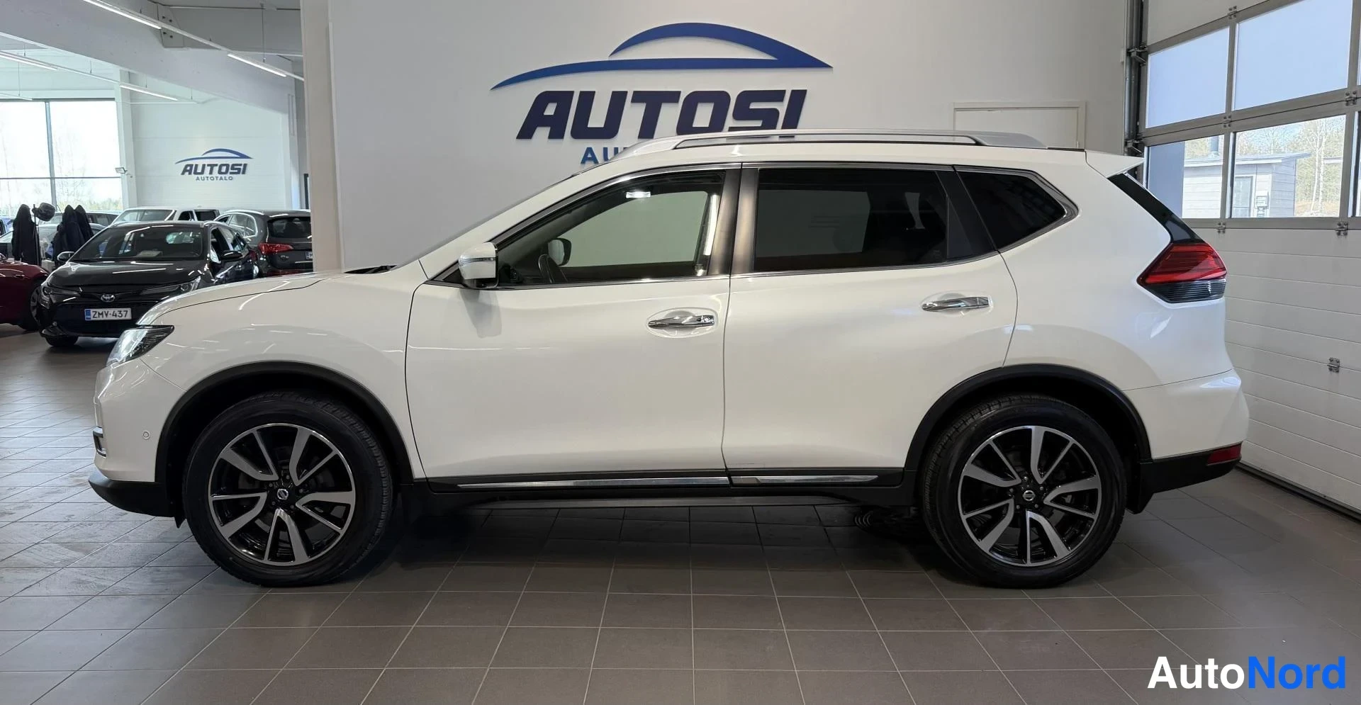 Valkoinen Nissan X-Trail 2018, sivulta, kuva 3