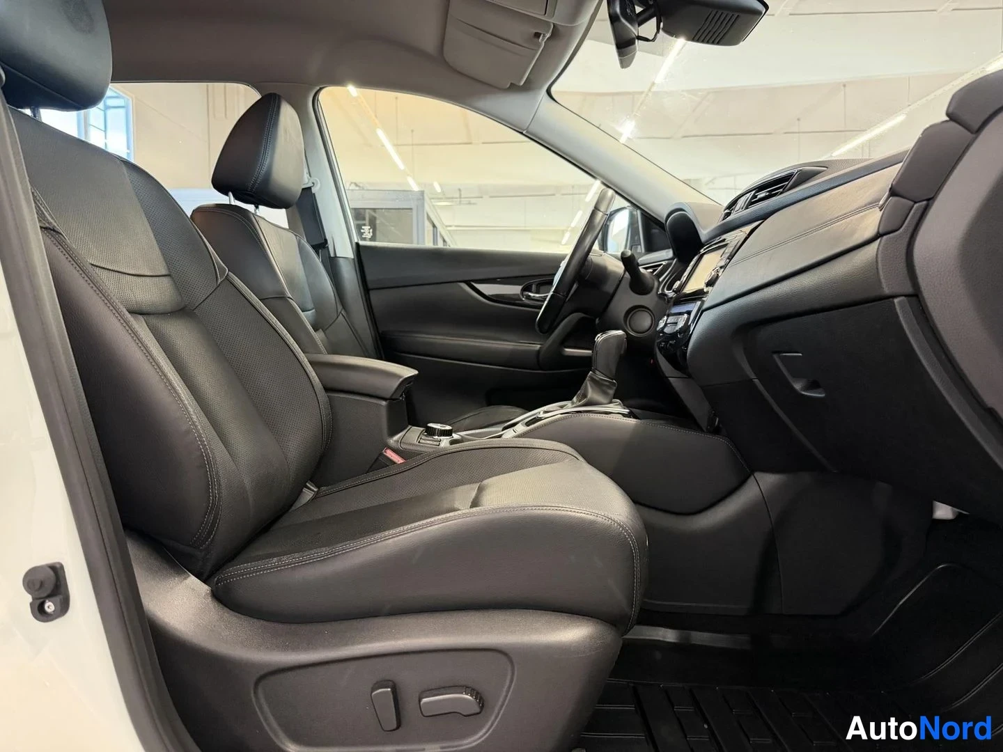 Valkoinen Nissan X-Trail 2018, etuistuimet, kuva 7