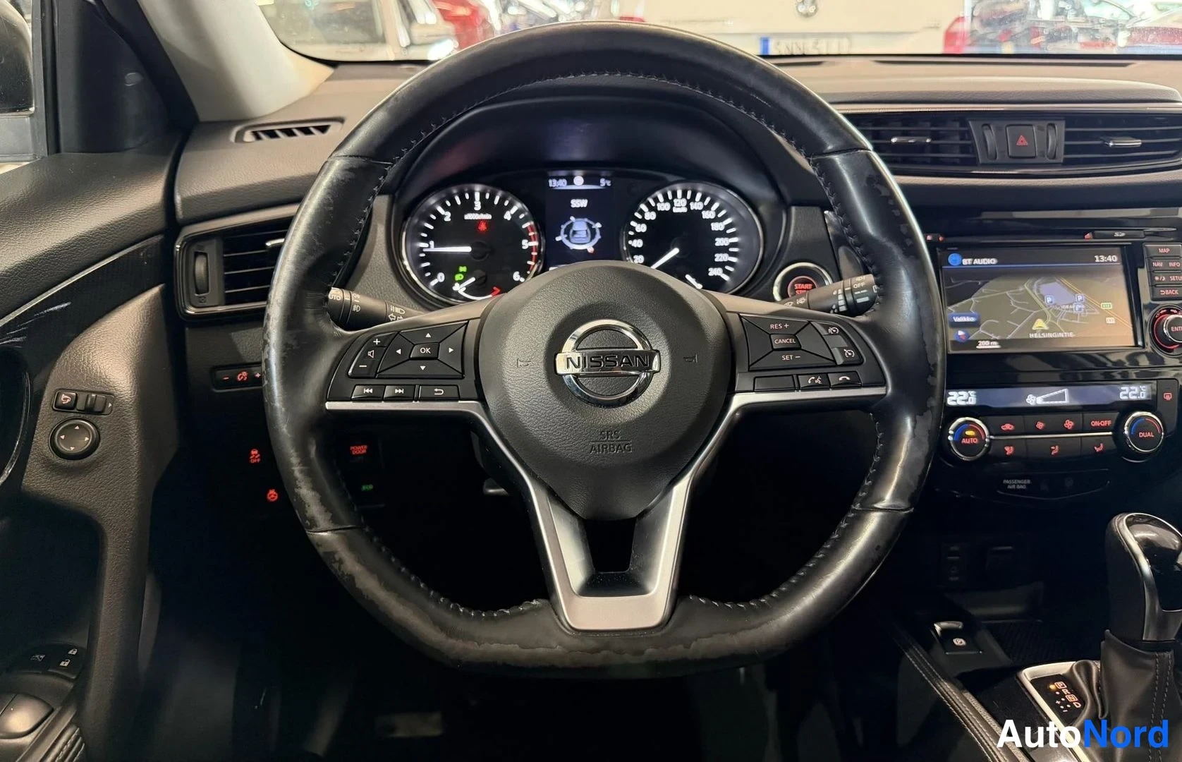 Valkoinen Nissan X-Trail 2018, yksityiskohta, kuva 10