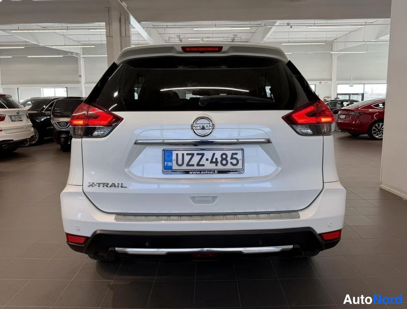 Valkoinen Nissan X-Trail 2018, takaa, kuva 6