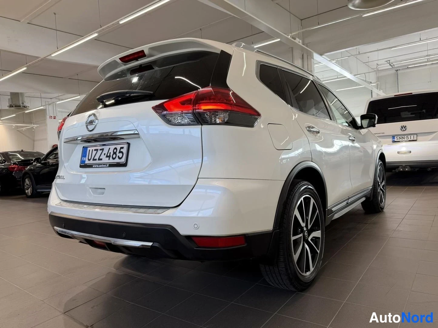 Valkoinen Nissan X-Trail 2018, takaviisto, kuva 5