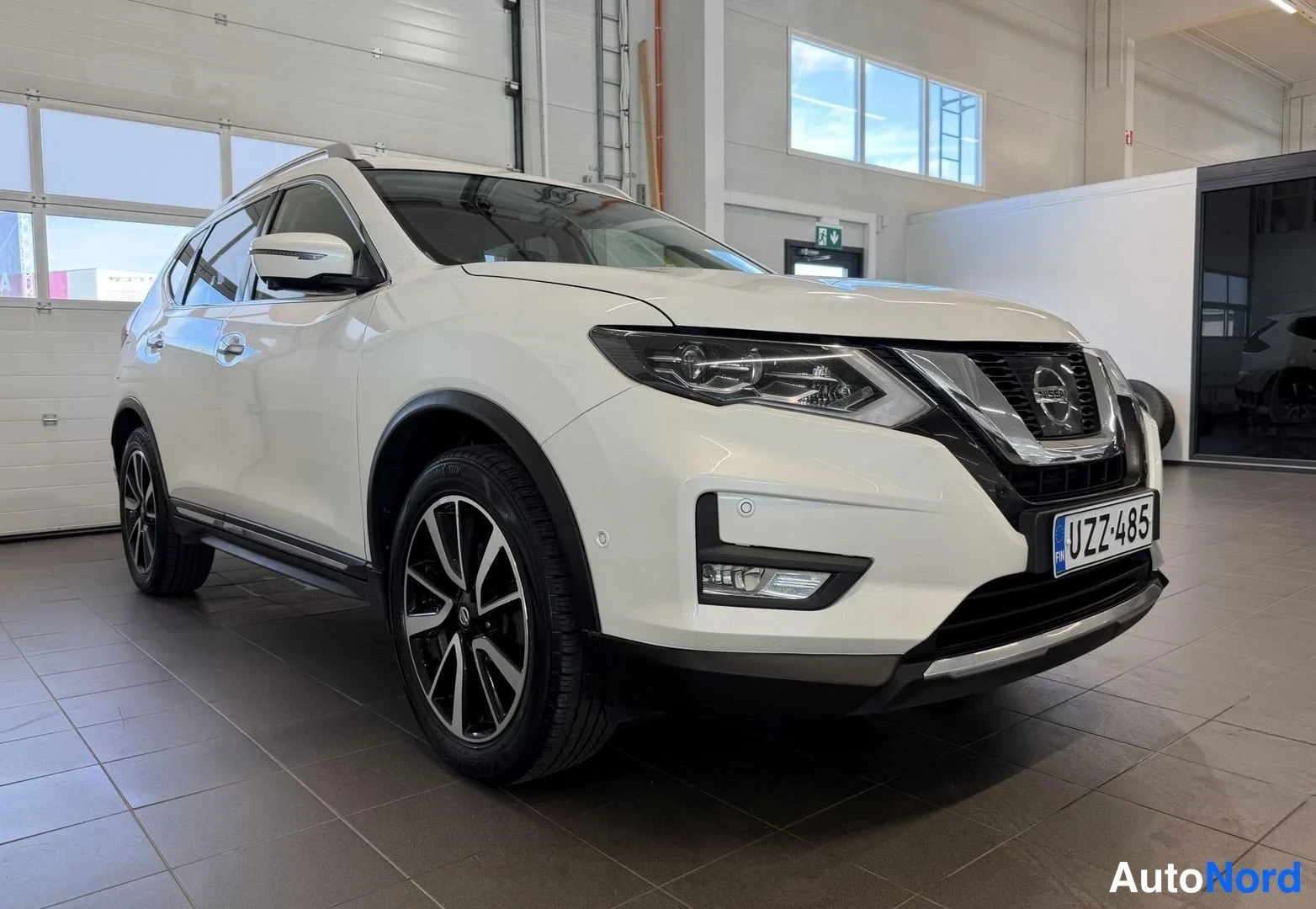 Valkoinen Nissan X-Trail 2018, etuviisto, keula oikealle, kuva 2
