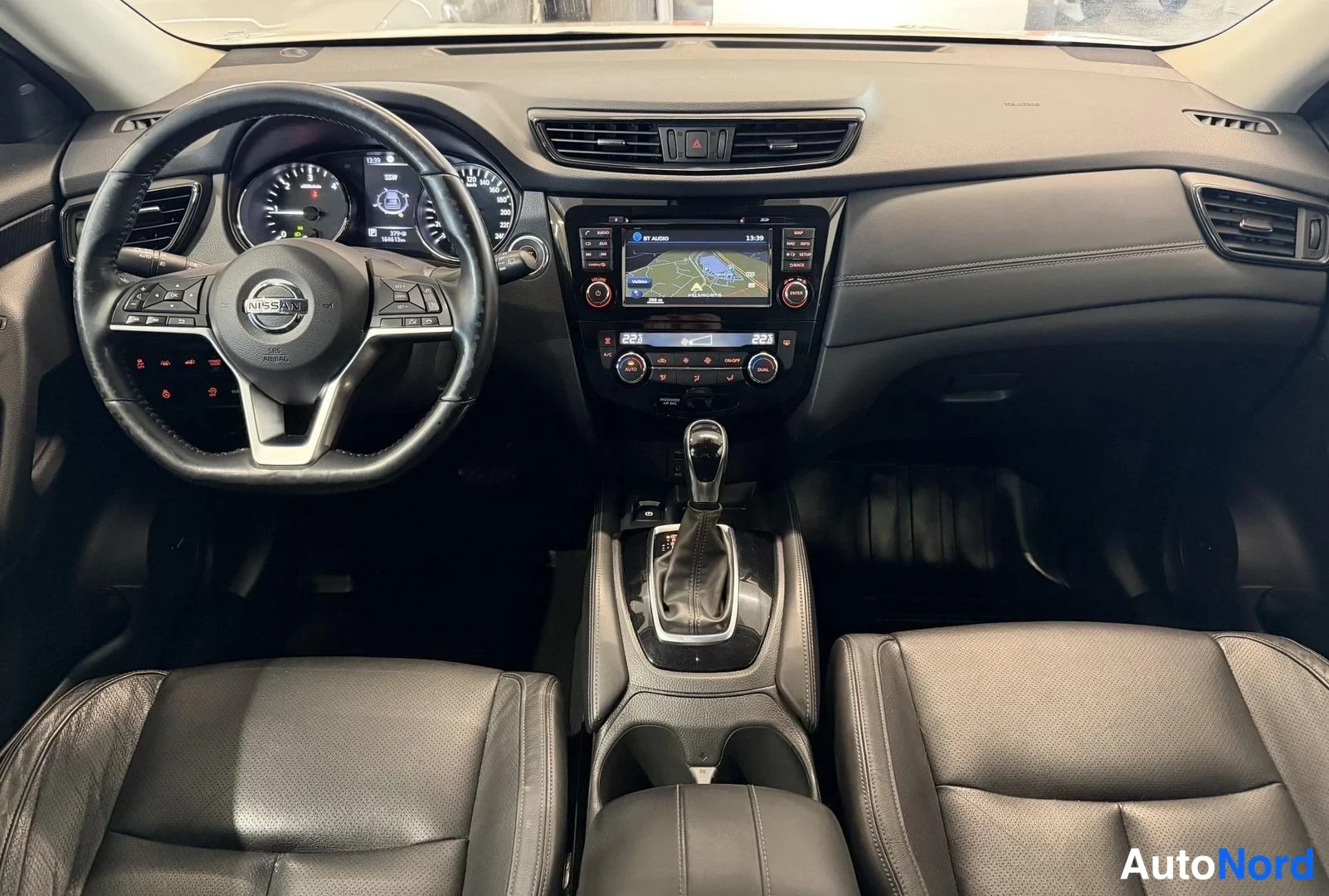 Valkoinen Nissan X-Trail 2018, kuva 11