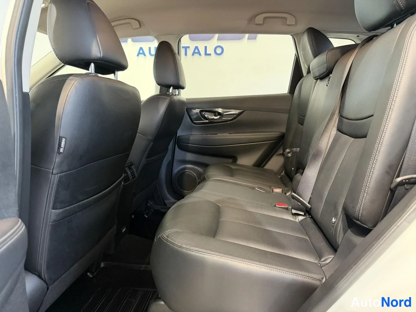 Valkoinen Nissan X-Trail 2018, kuva 22