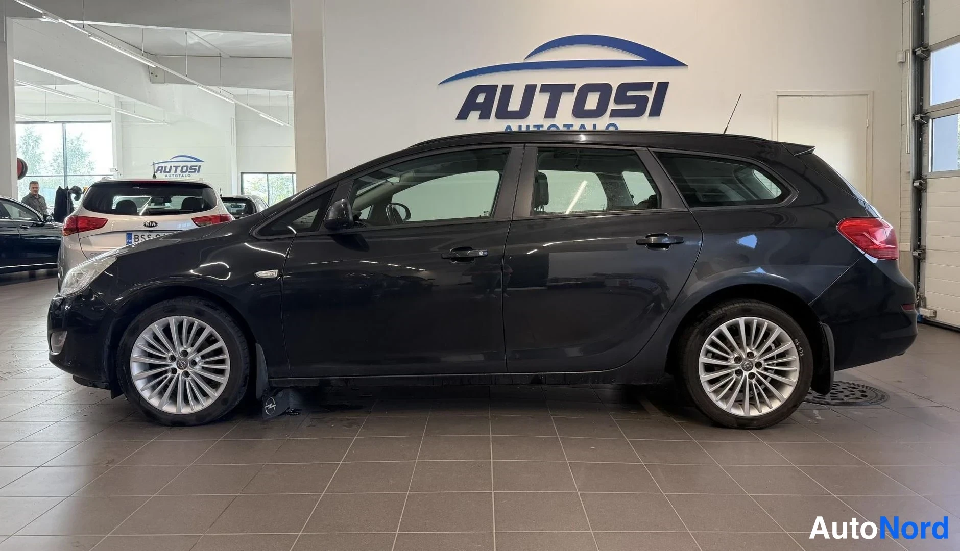 Musta Opel Astra 2012, takaviisto, kuva 3