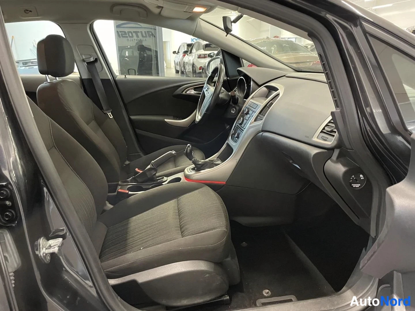 Musta Opel Astra 2012, kuva 10