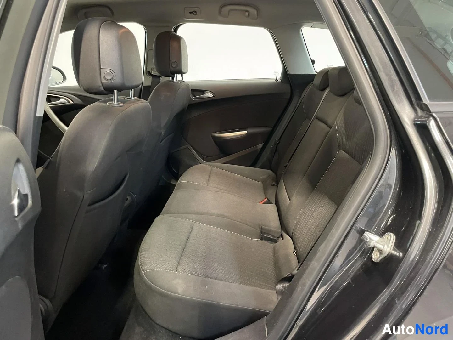 Musta Opel Astra 2012, kuva 8