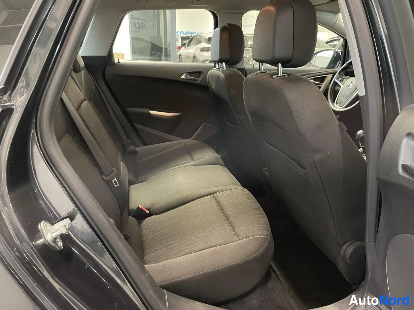 Musta Opel Astra 2012, kuva 9