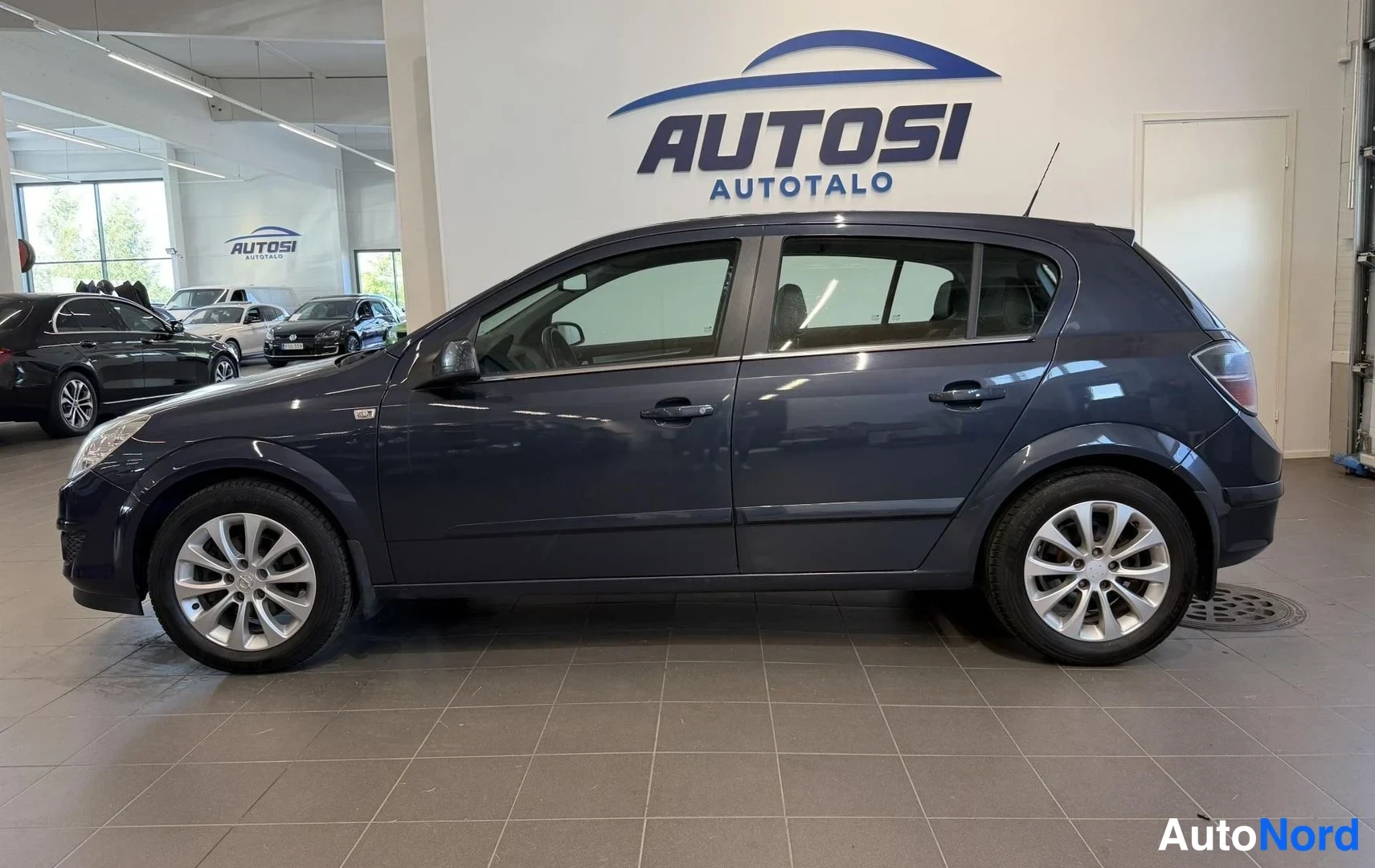 Harmaa Opel Astra 2008, etuviisto, keula vasemmalle, kuva 2
