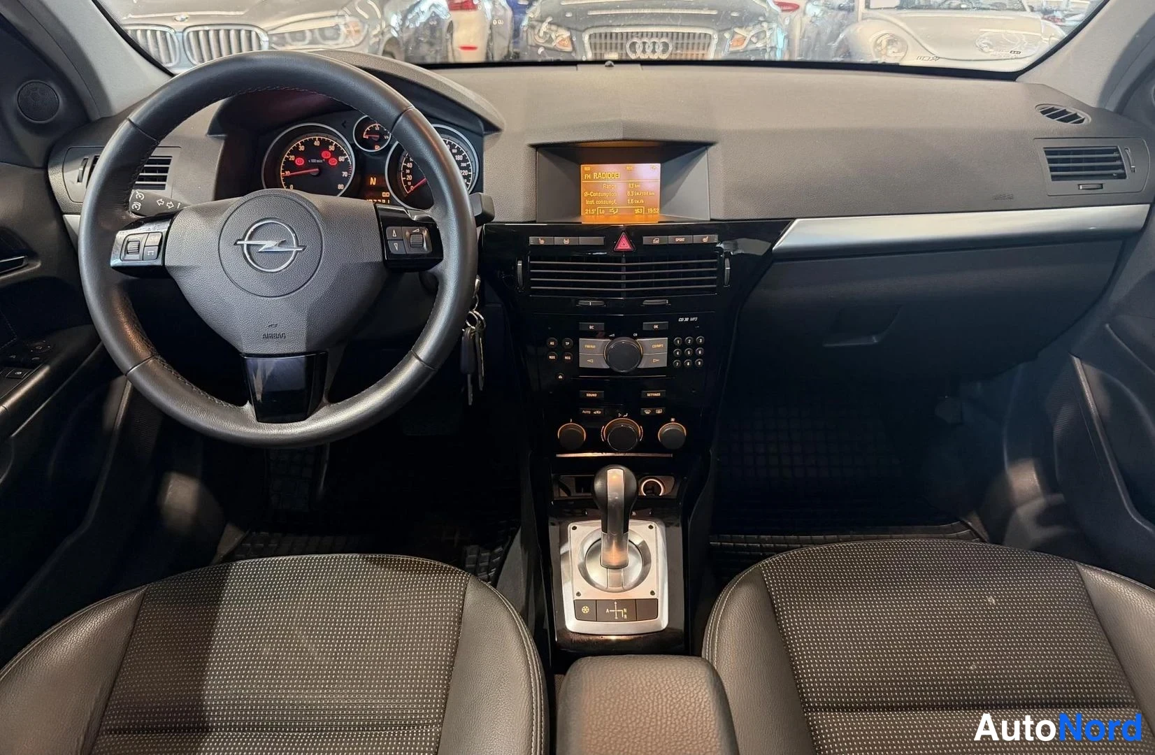 Harmaa Opel Astra 2008, yksityiskohta, kuva 6