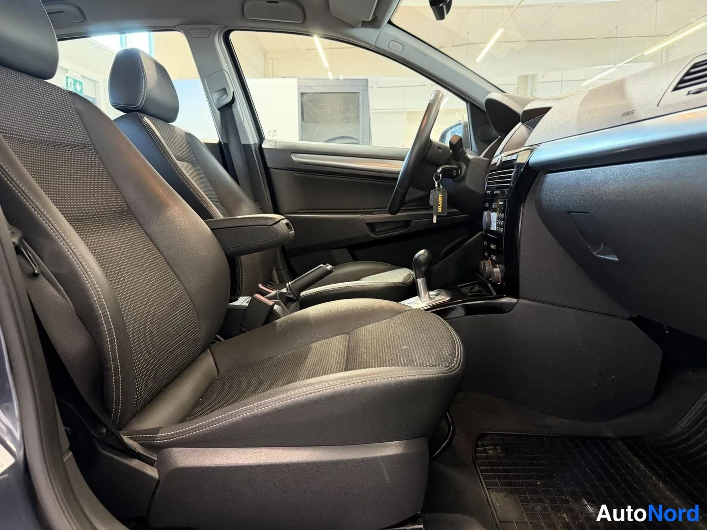Harmaa Opel Astra 2008, kuva 11