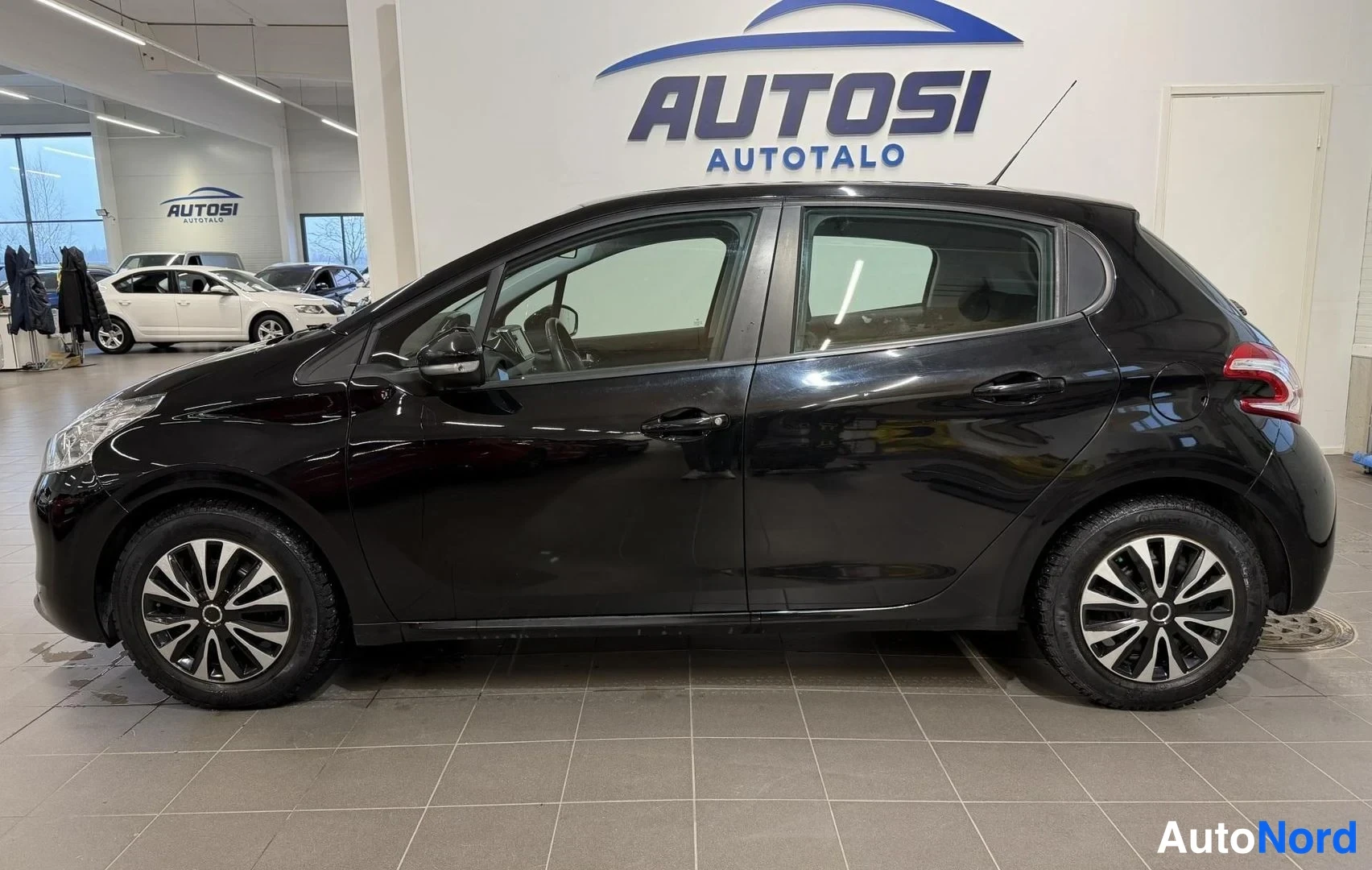Musta Peugeot 208 2014, sivulta, kuva 3