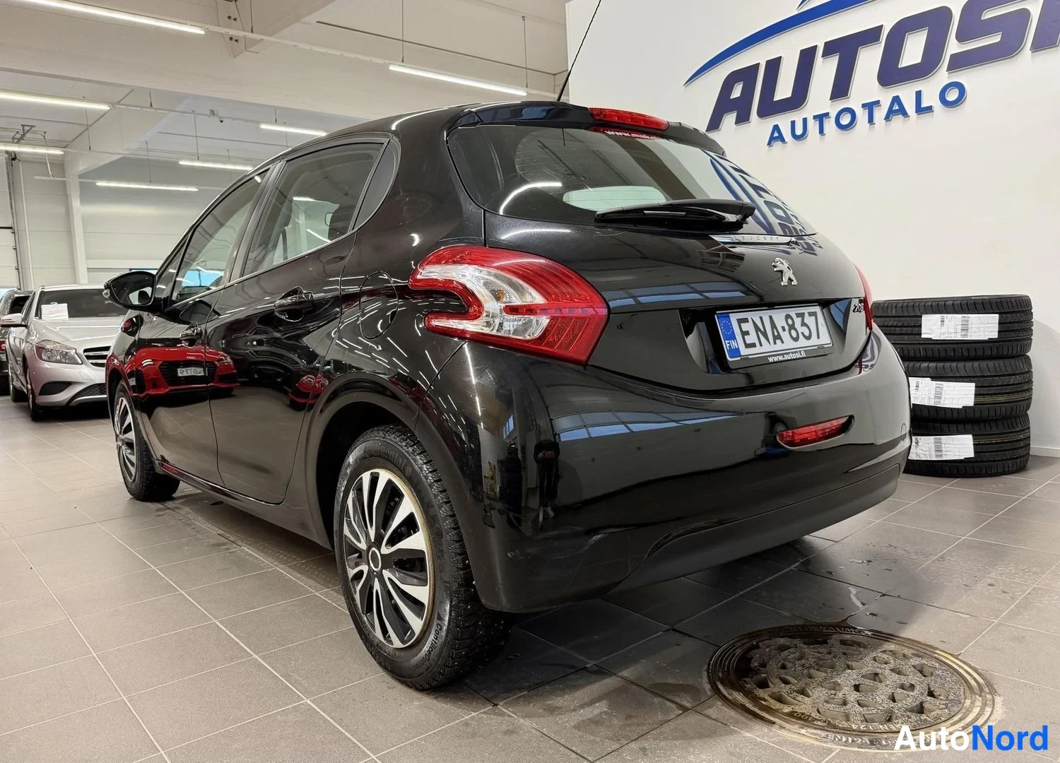 Musta Peugeot 208 2014, takaviisto, kuva 4