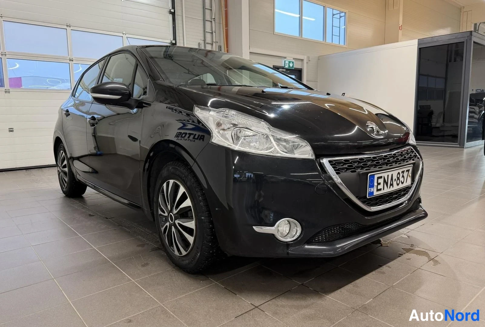 Musta Peugeot 208 2014, etuviisto, keula oikealle, kuva 2