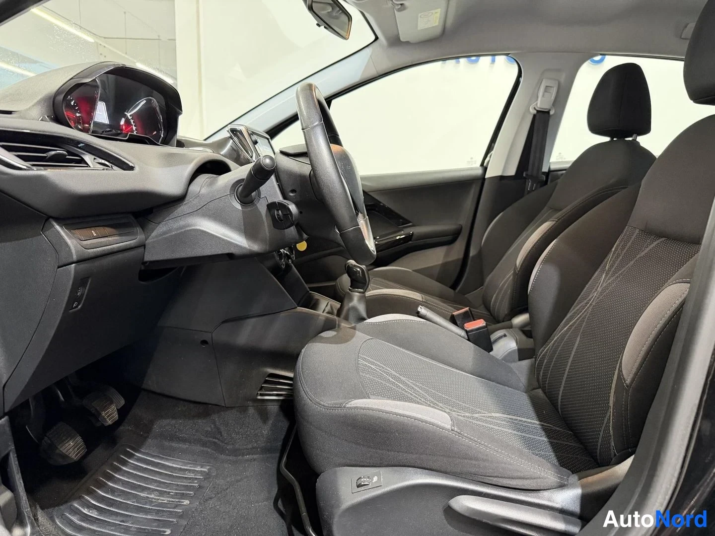 Musta Peugeot 208 2014, kuva 6