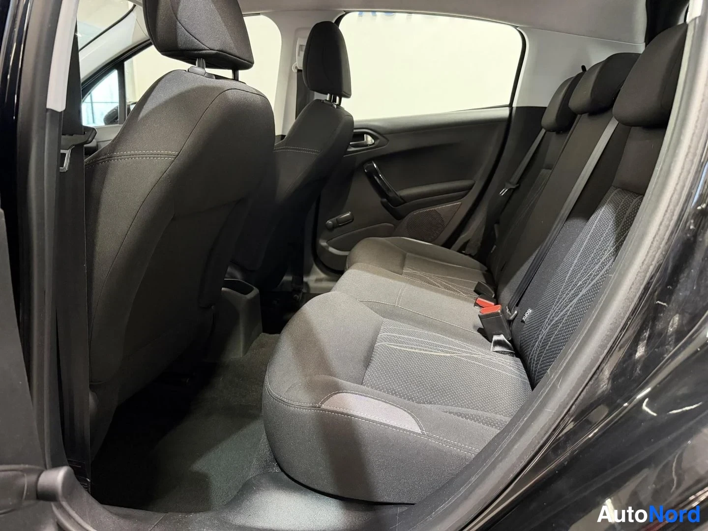 Musta Peugeot 208 2014, kuva 7