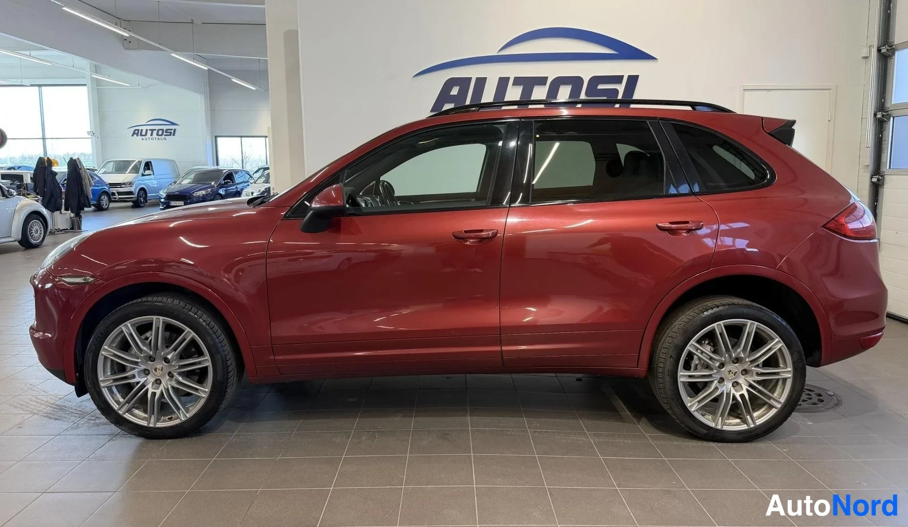 Punainen Porsche Cayenne 2011, sivulta, kuva 2