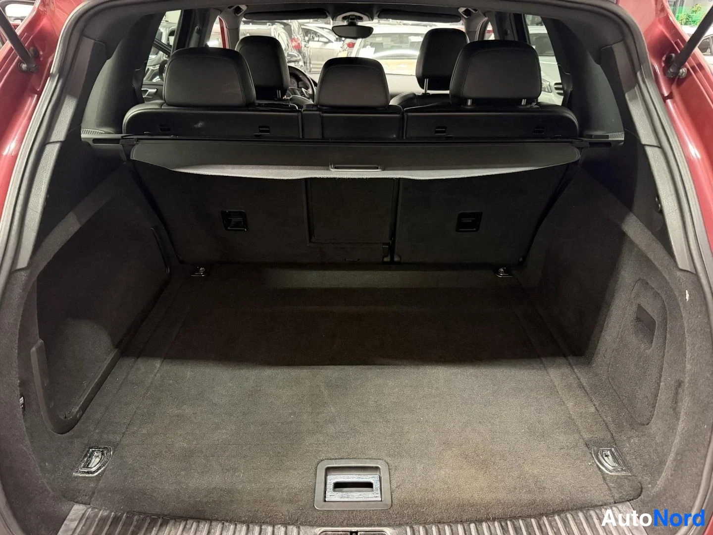 Punainen Porsche Cayenne 2011, kuva 12