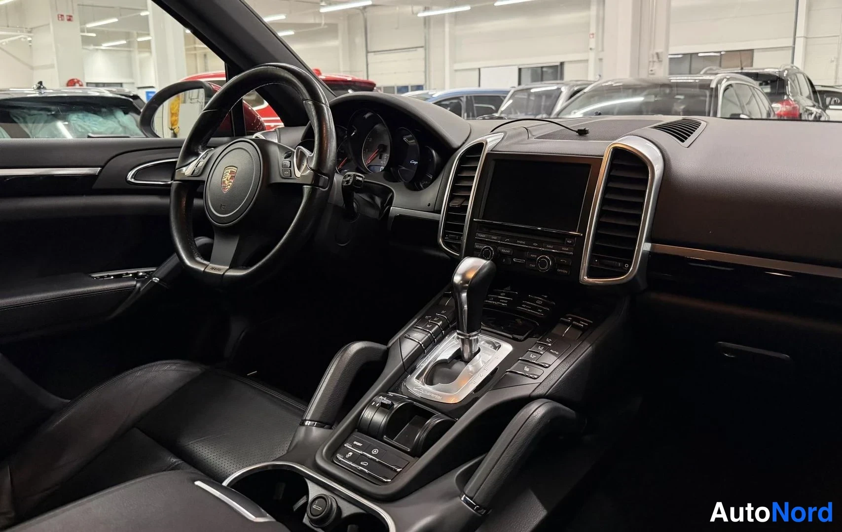 Punainen Porsche Cayenne 2011, kuva 15