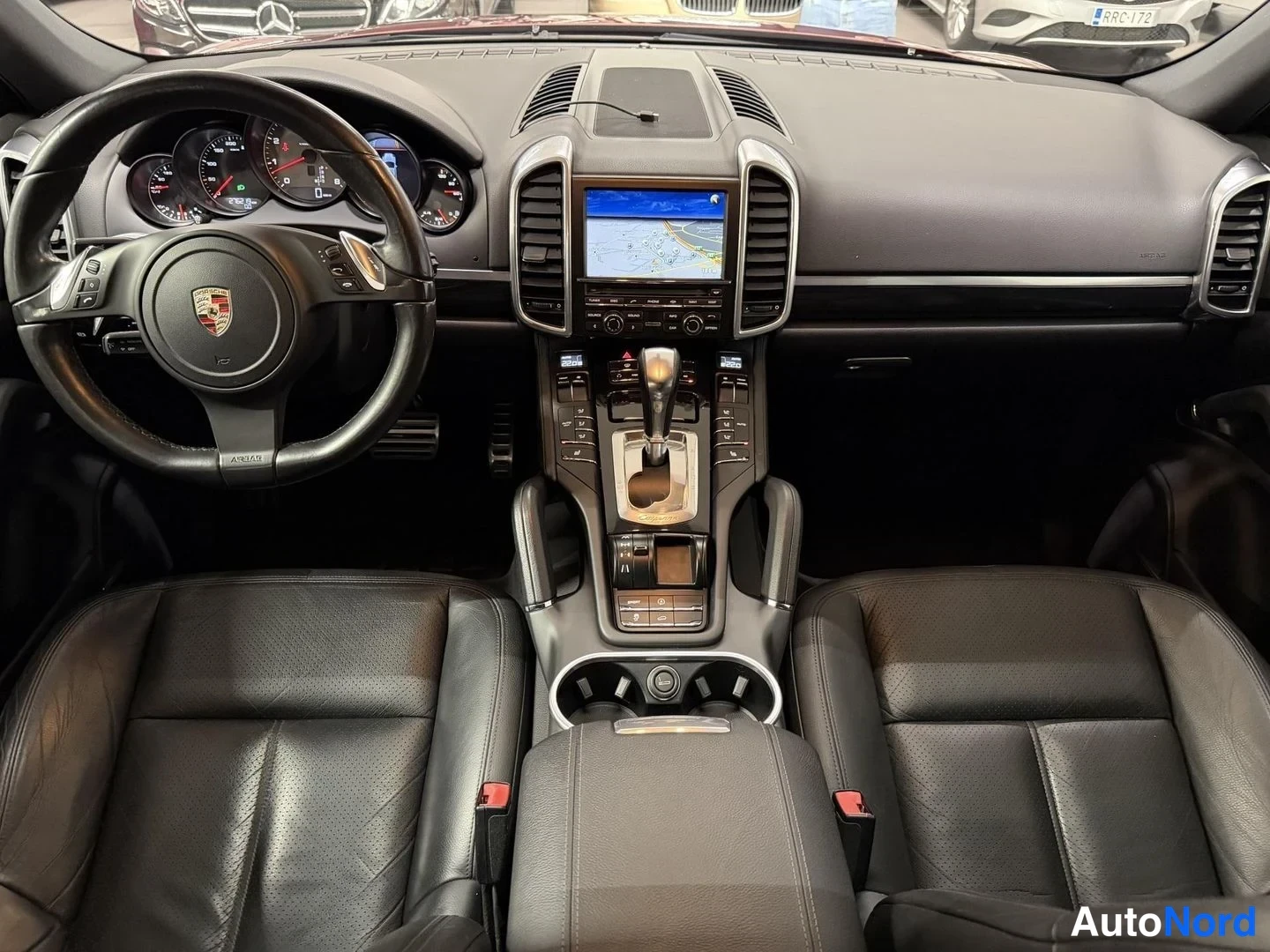 Punainen Porsche Cayenne 2011, kuva 16