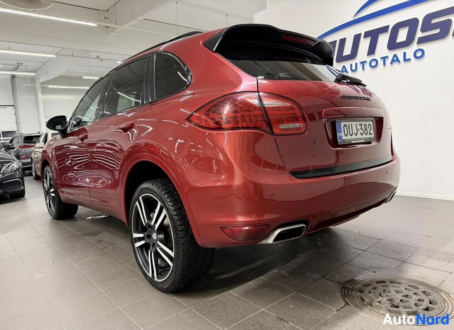 Punainen Porsche Cayenne 2011, takaviisto, kuva 3