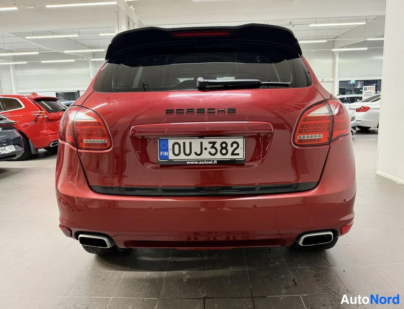 Punainen Porsche Cayenne 2011, takaa, kuva 6