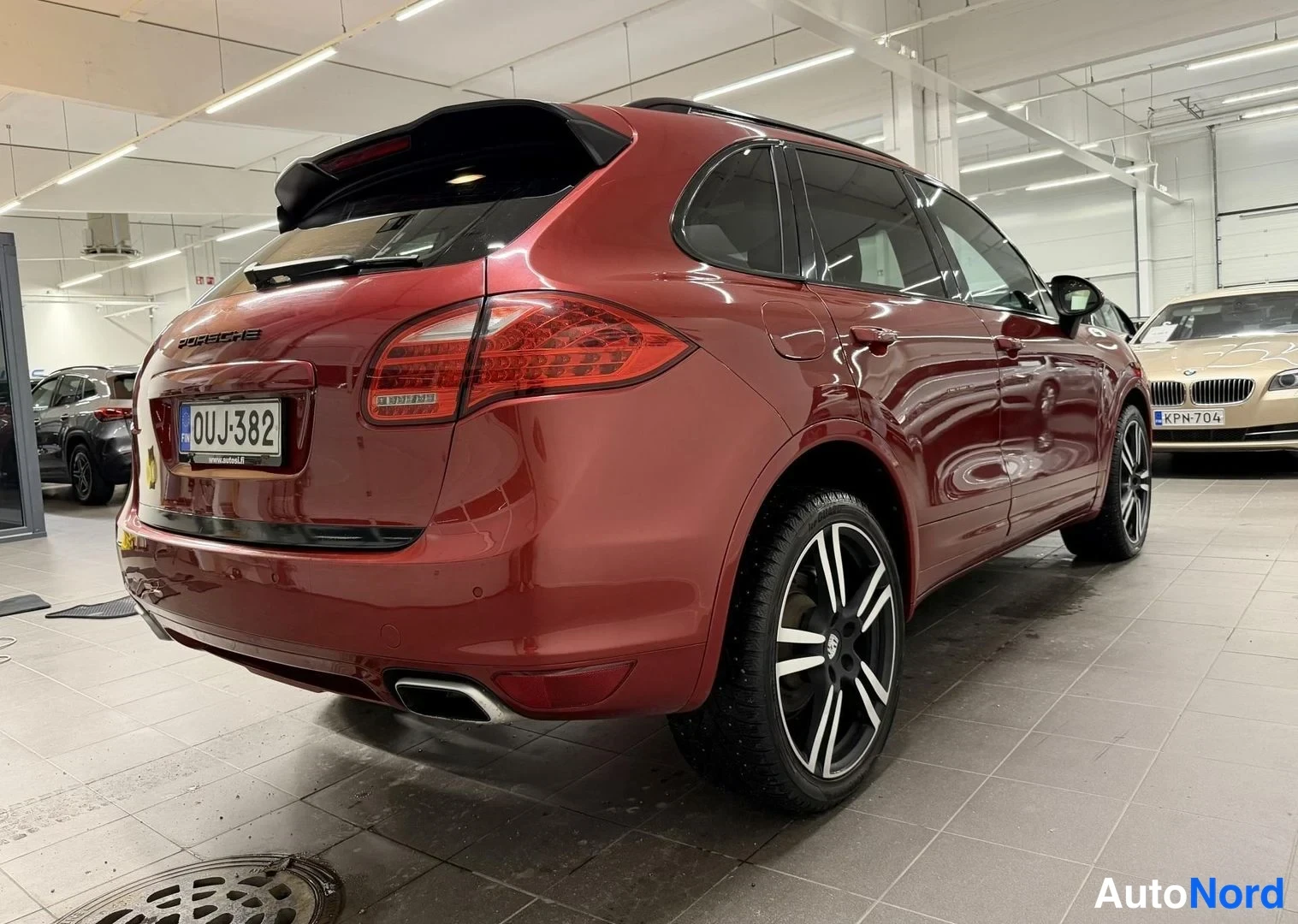 Punainen Porsche Cayenne 2011, takaviisto, kuva 5
