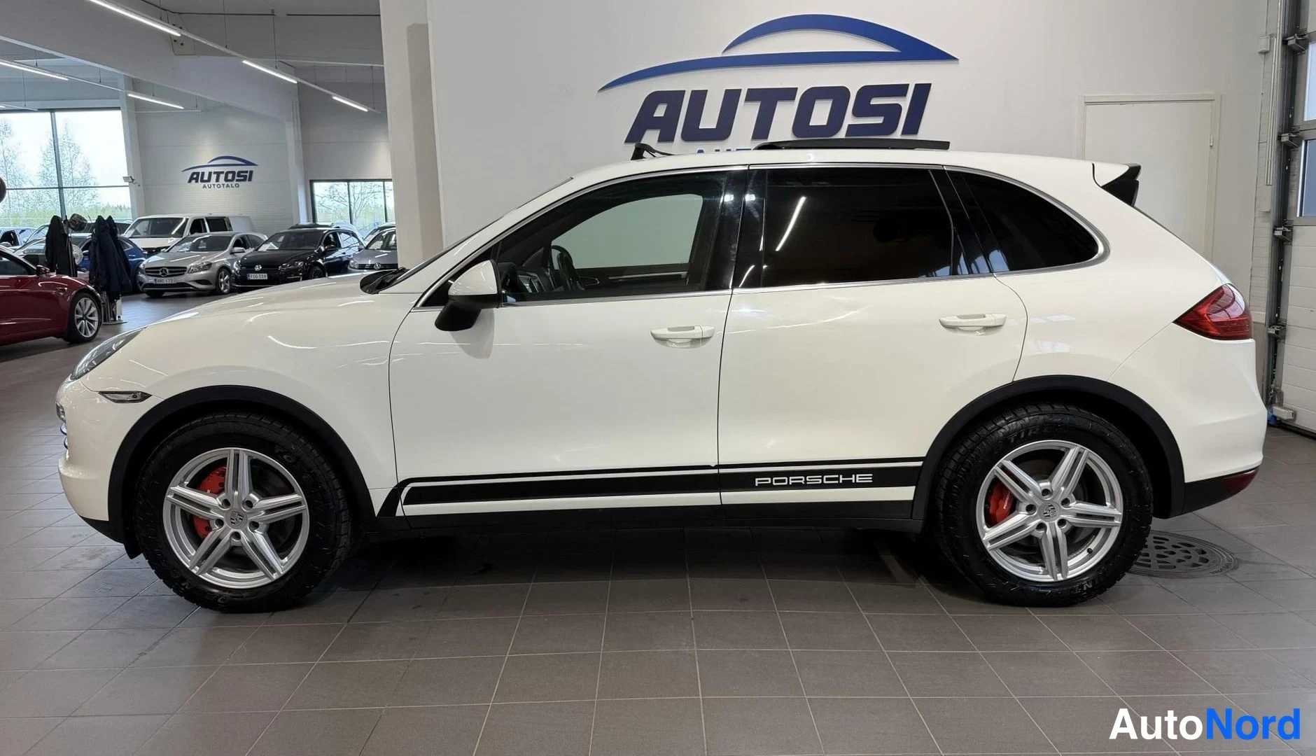 Valkoinen Porsche Cayenne 2012, sivulta, kuva 3