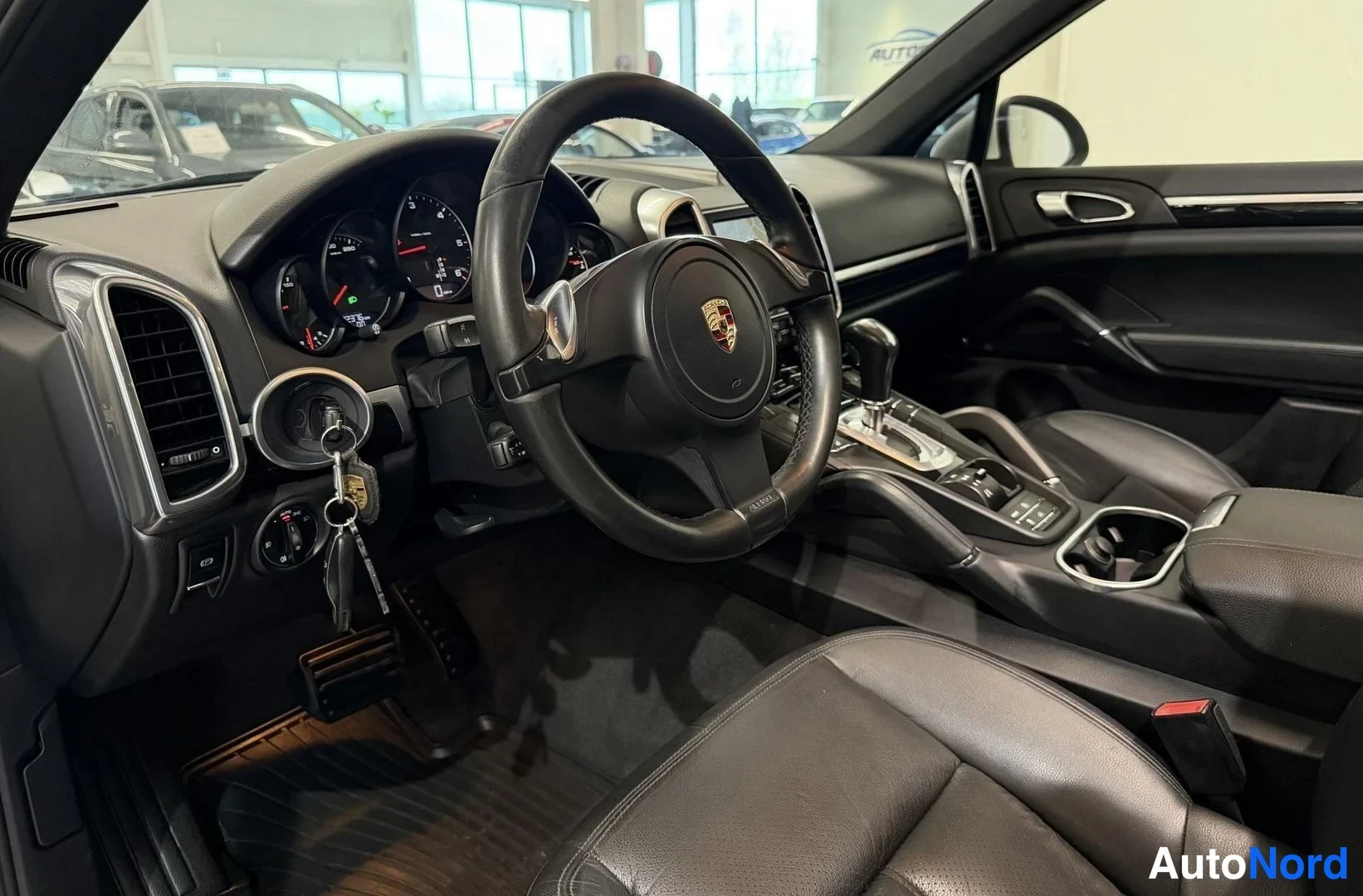 Valkoinen Porsche Cayenne 2012, kuva 17