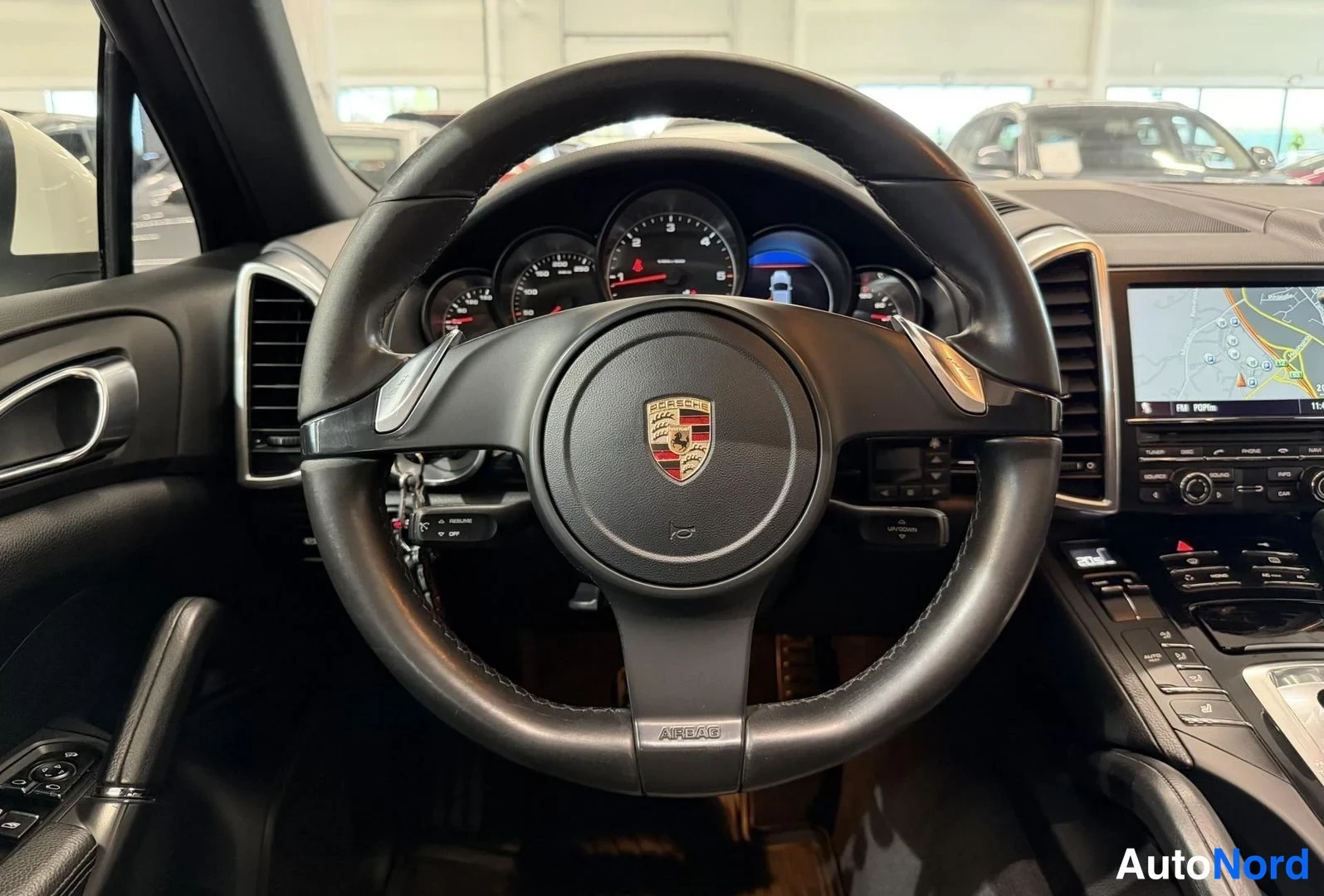 Valkoinen Porsche Cayenne 2012, kuva 18