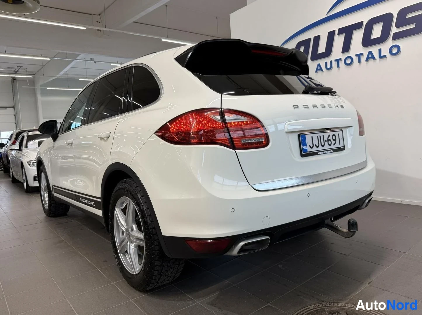 Valkoinen Porsche Cayenne 2012, takaviisto, kuva 4