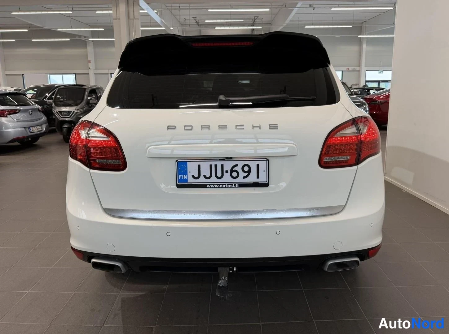 Valkoinen Porsche Cayenne 2012, takaa, kuva 6