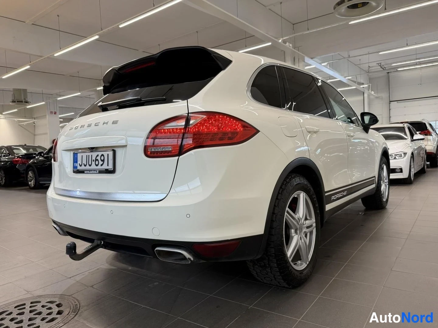 Valkoinen Porsche Cayenne 2012, takaviisto, kuva 5
